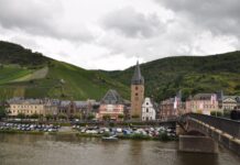 Nadrenia-Palatynat: winnice nad Renem, romantyczne miasteczka i zamki Bernkastel-Kues nad Mozelą z mostem, winnicą i historyczną zabudową