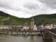 Nadrenia-Palatynat: winnice nad Renem, romantyczne miasteczka i zamki Bernkastel-Kues nad Mozelą z mostem, winnicą i historyczną zabudową