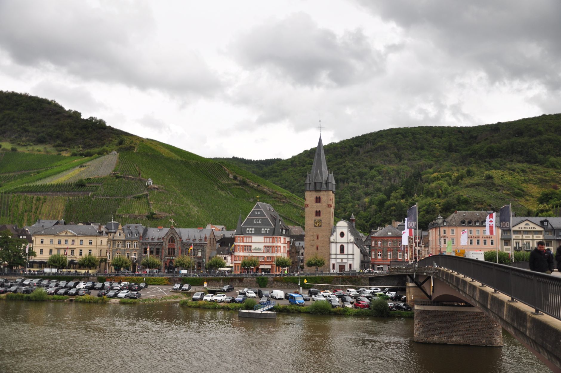 Bernkastel-Kues nad Mozelą z mostem, winnicą i historyczną zabudową Bernkastel-Kues nad Mozelą z mostem, winnicą i historyczną zabudową