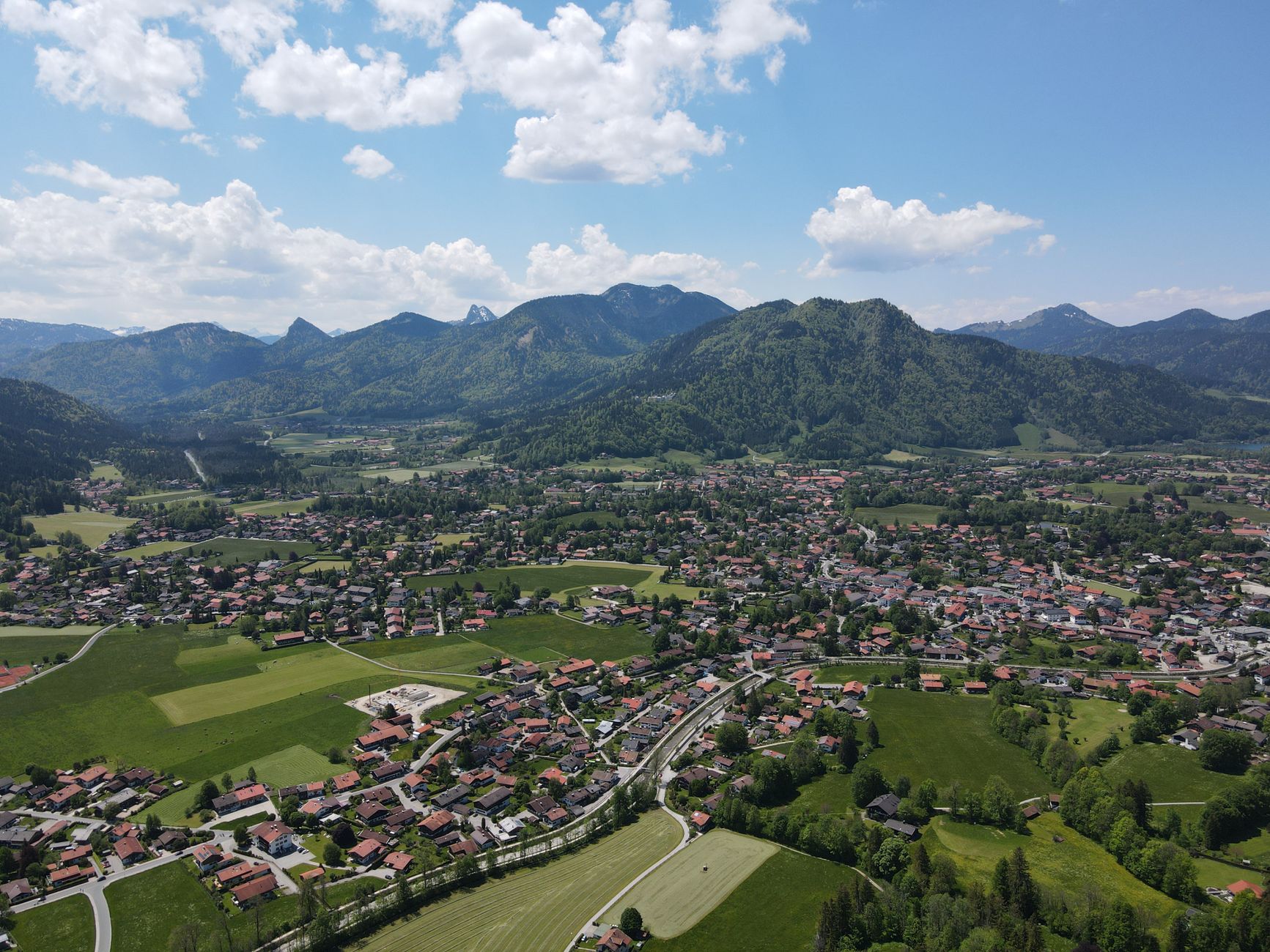 Panoramiczny widok z lotu ptaka na jezioro Tegernsee otoczone górami