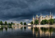 Pałac Schwerin odbijający się w jeziorze pod dramatycz