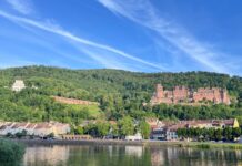 Zamek w Heidelbergu: historia ruin, bilety i punkt widokowy na Stare Miasto Zamek w Heidelbergu nad rzeką Neckar wśród zieleni i błękitnego nieba